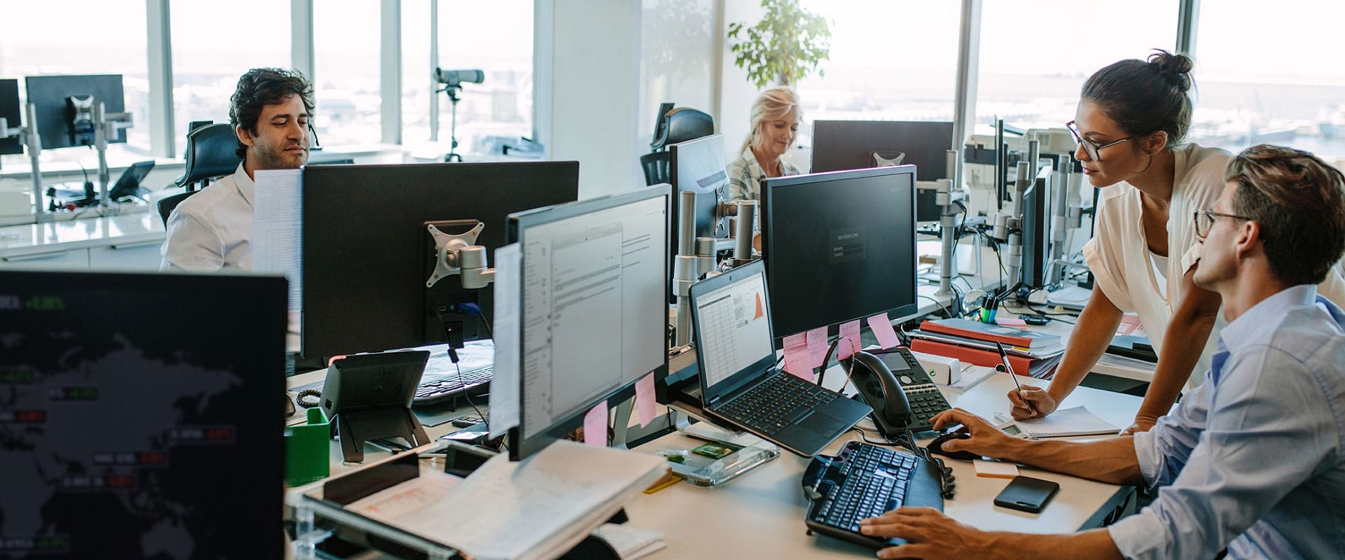 Outsourcing IT Radom 4 Informatyk przy stanowisku pracy w firmie w Radomiu