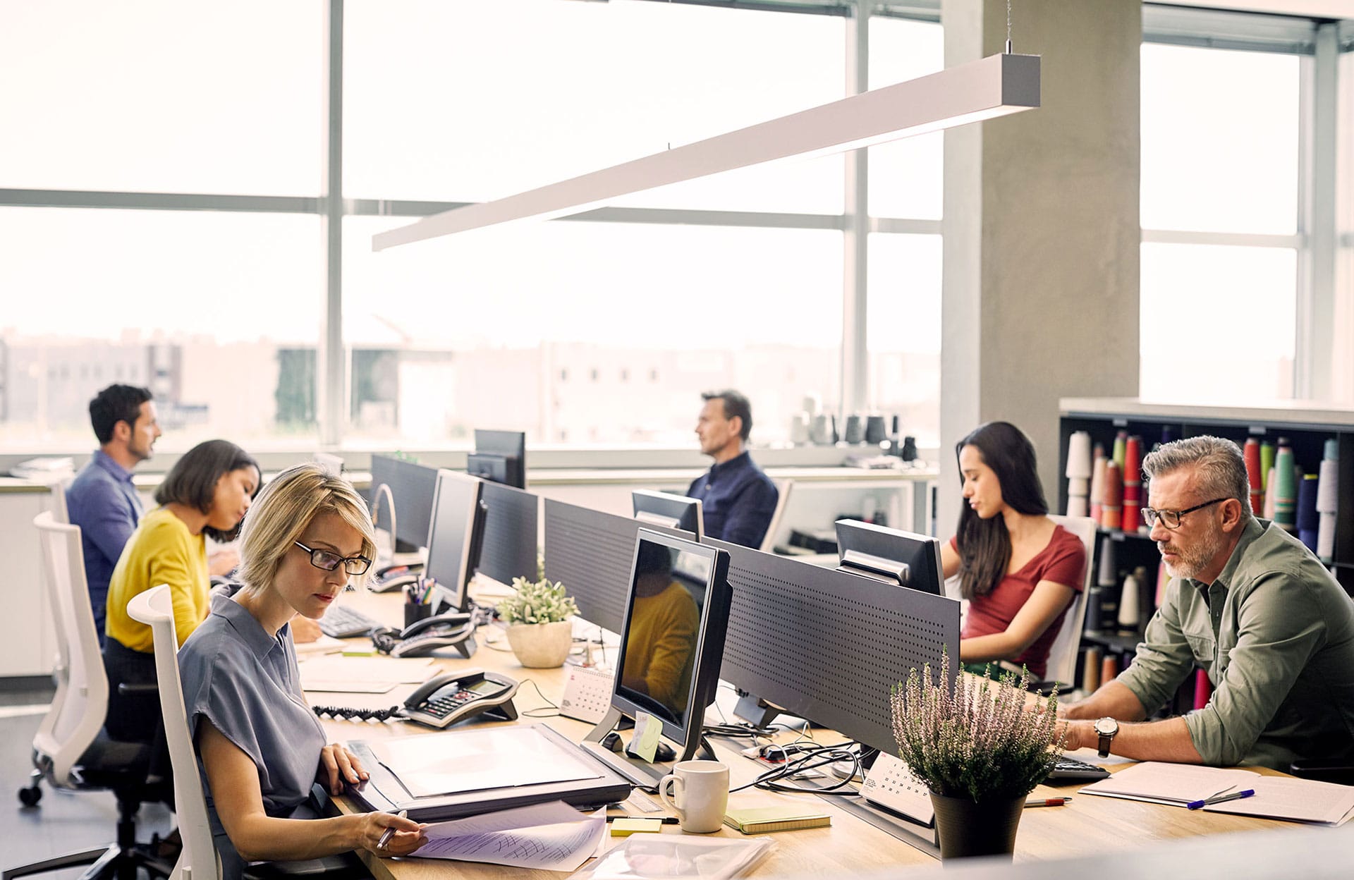 Migracja do Microsoft 365 2 Zespół w biurze pracujący w Microsoft 365