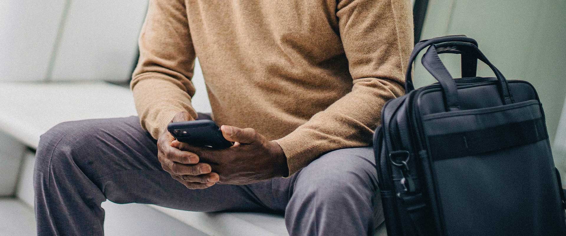 Migracja do Microsoft 365 3 Pracownik korzystający z Microsoft 365 na telefonie służbowym