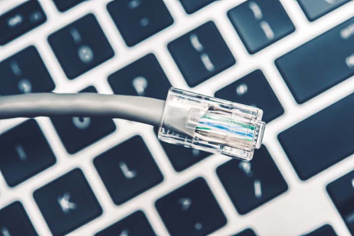 Kabel sieciowy podłączany do infrastruktury chronionej przez Firebox
