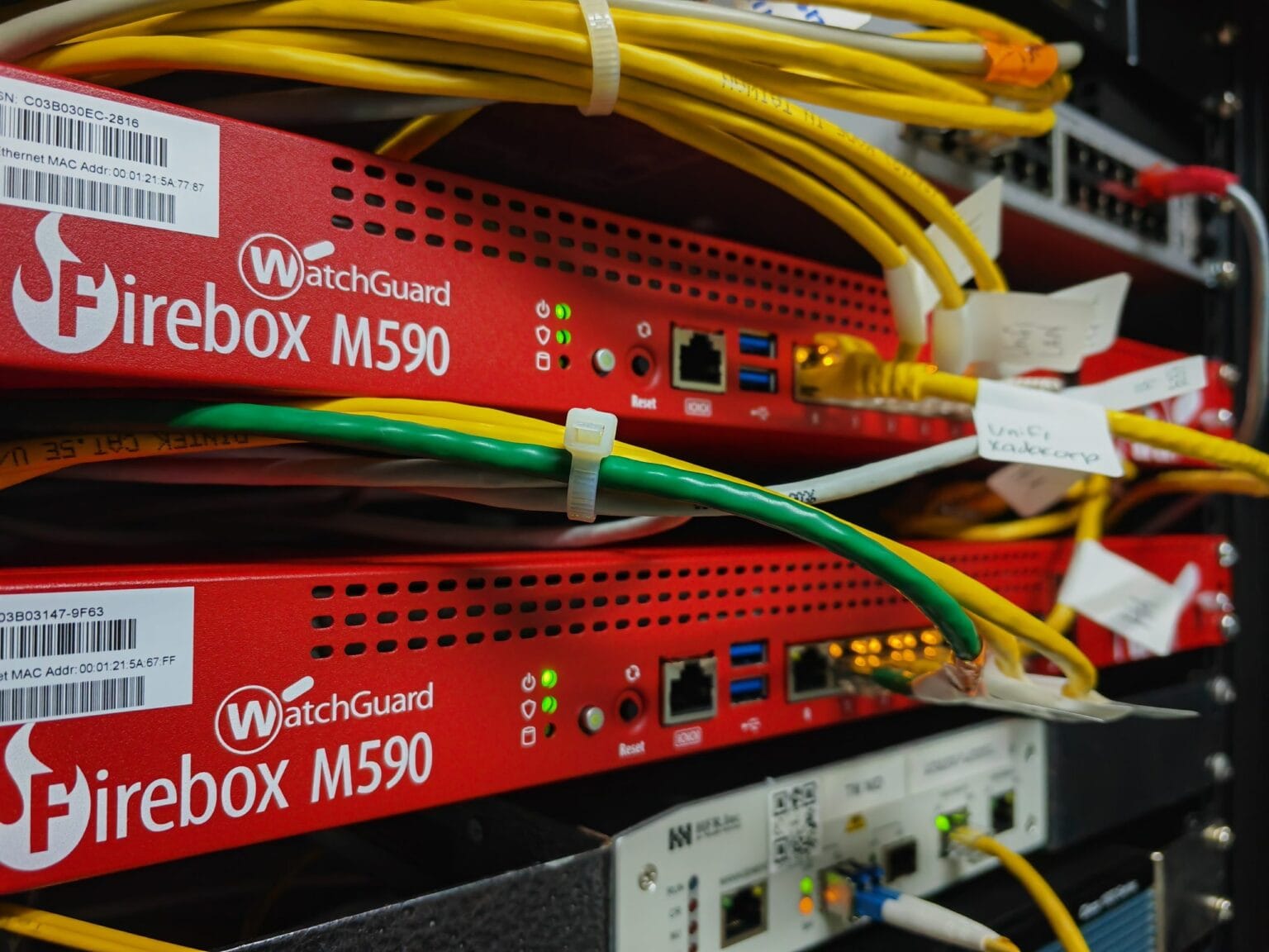 Outsourcing IT Zgierz 3 Firewall w szafie sieciowej firmy w Zgierzu