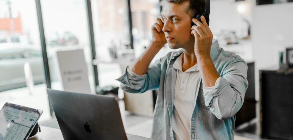 austin-distel-97HfVpyNR1M-unsplash Zewnętrzne IT dla biznesu – dlaczego warto postawić na outsourcing?