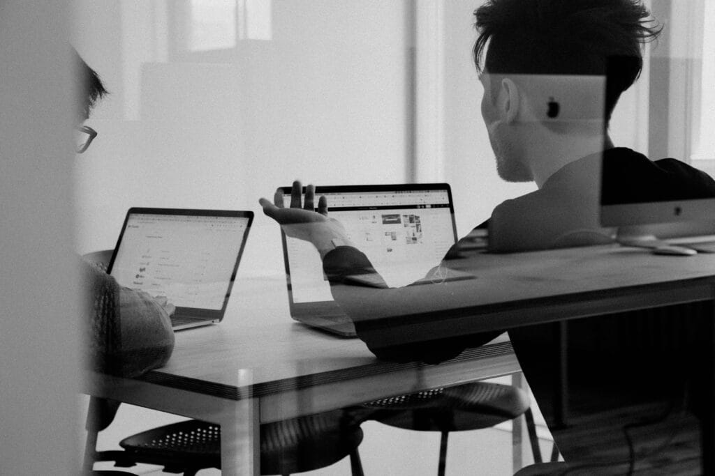 Serwis IT dla firm 2 Biuro z komputerami objętymi opieką serwisową IT
