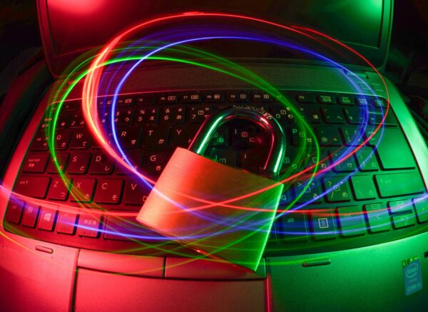 flyd-C5pXRFEjq3w-unsplash Kłódka i zabezpieczenia cyfrowe – pakiety cyberbezpieczeństwa dla firm