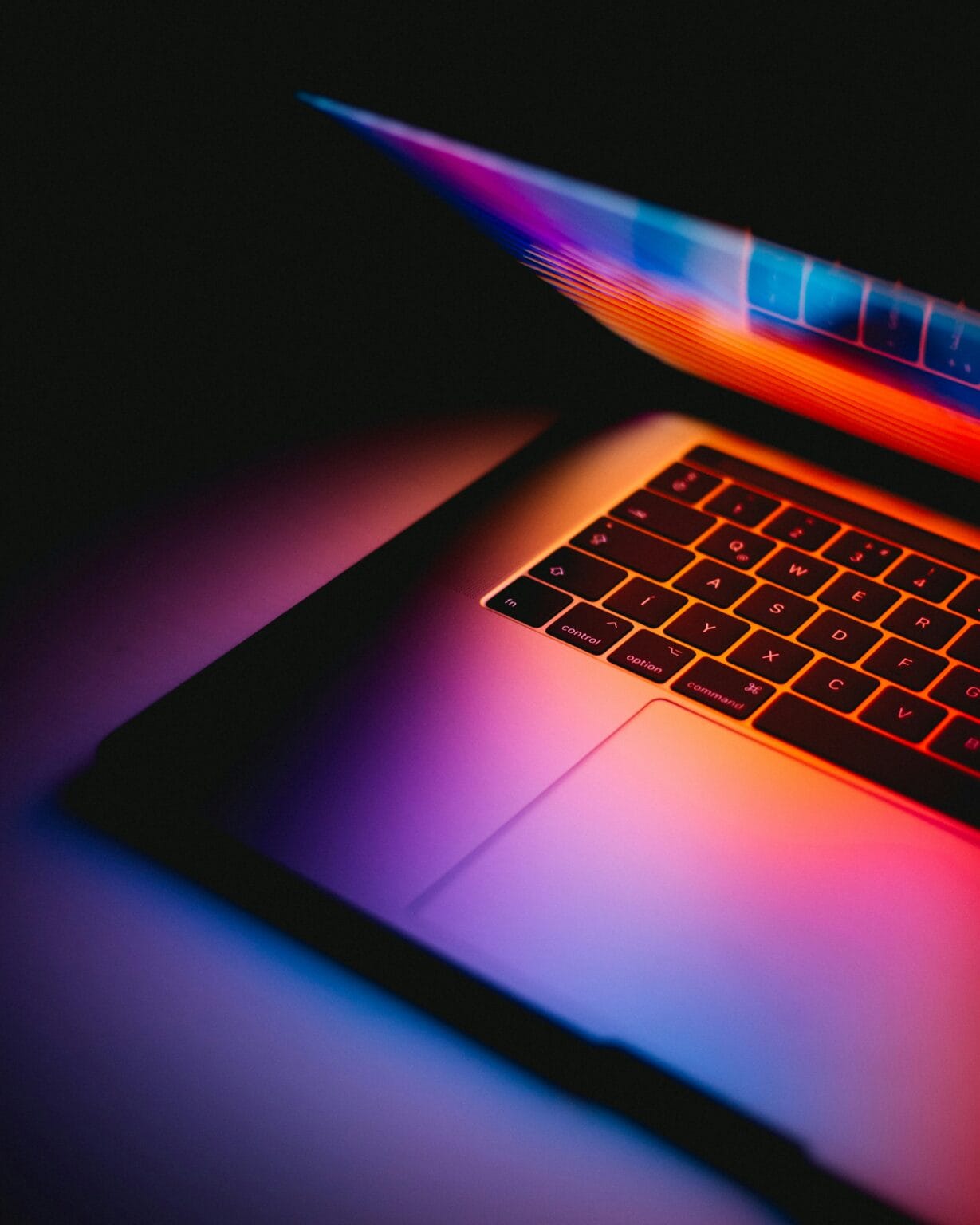 Laptop w biurze firmy korzystającej z obsługi IT i strony internetowej