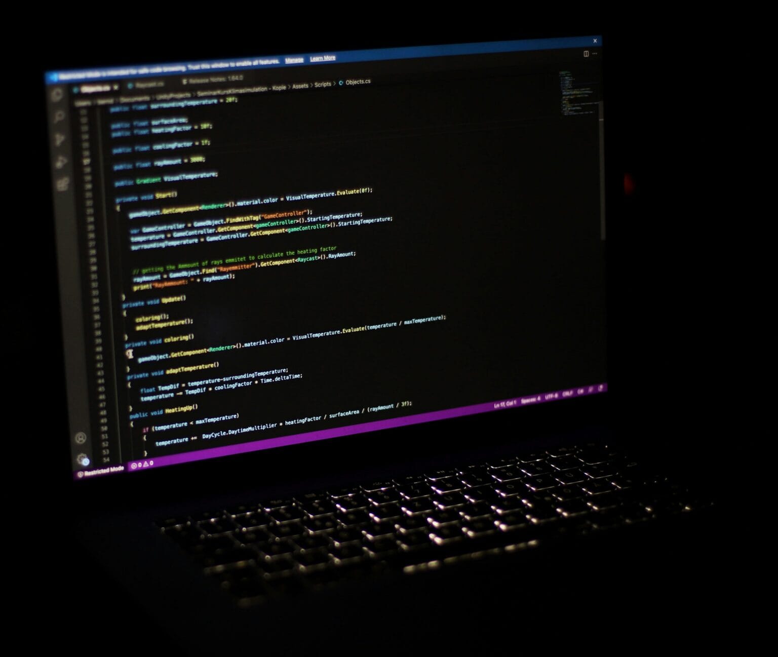Laptop z kodem — systemy sprzedaży i magazynu pod stałą opieką IT
