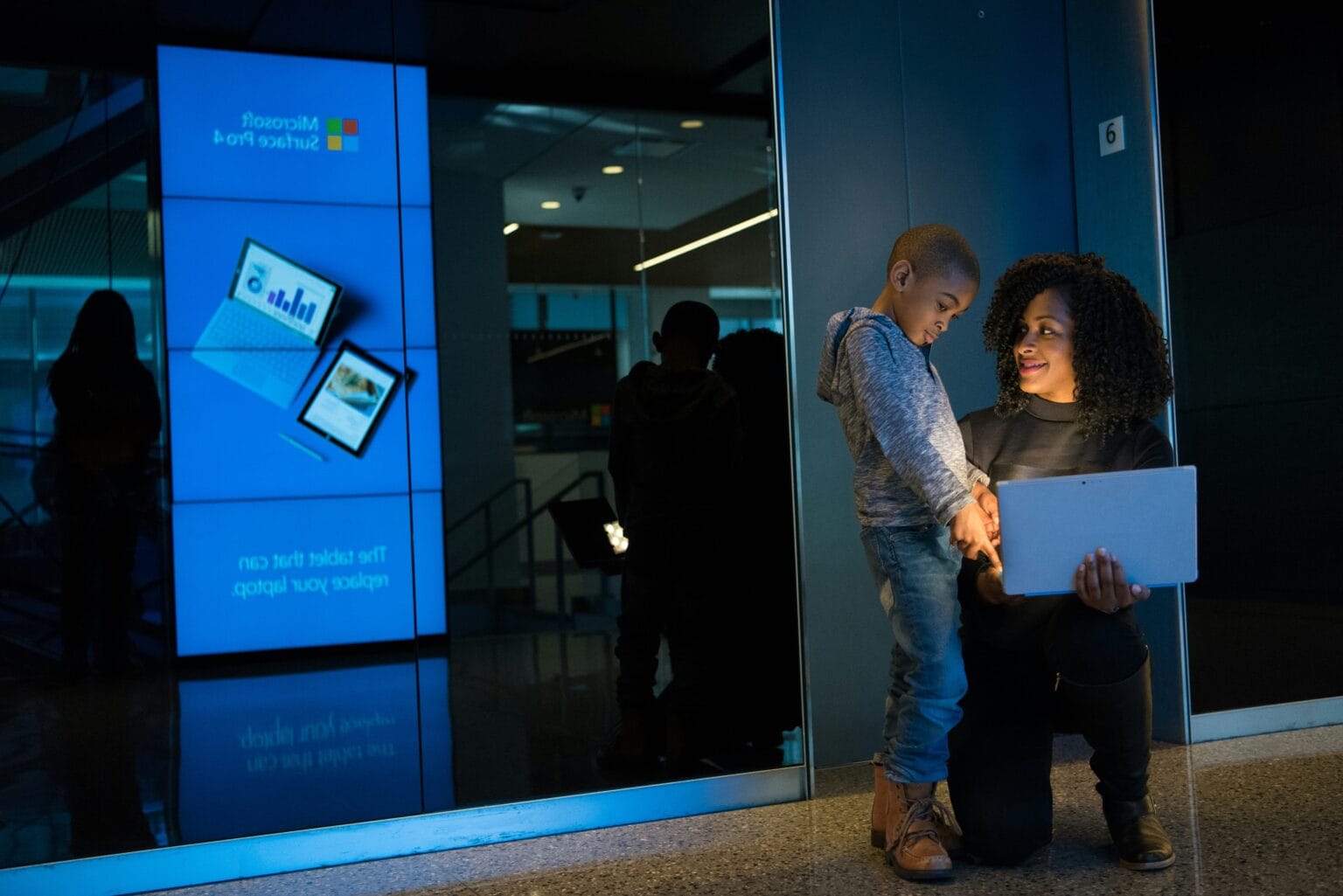 Microsoft Entra ID 3 Specjaliści IT przy laptopie omawiają konfigurację kont Microsoft