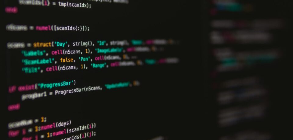 trevor-vannoy-ufnhDMFOZ_M-unsplash Linijki kodu od mIT group
