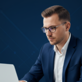 pecjalista mIT group przy laptopie - outsourcing IT dla firm pecjalista mIT group przy laptopie - outsourcing IT dla firm