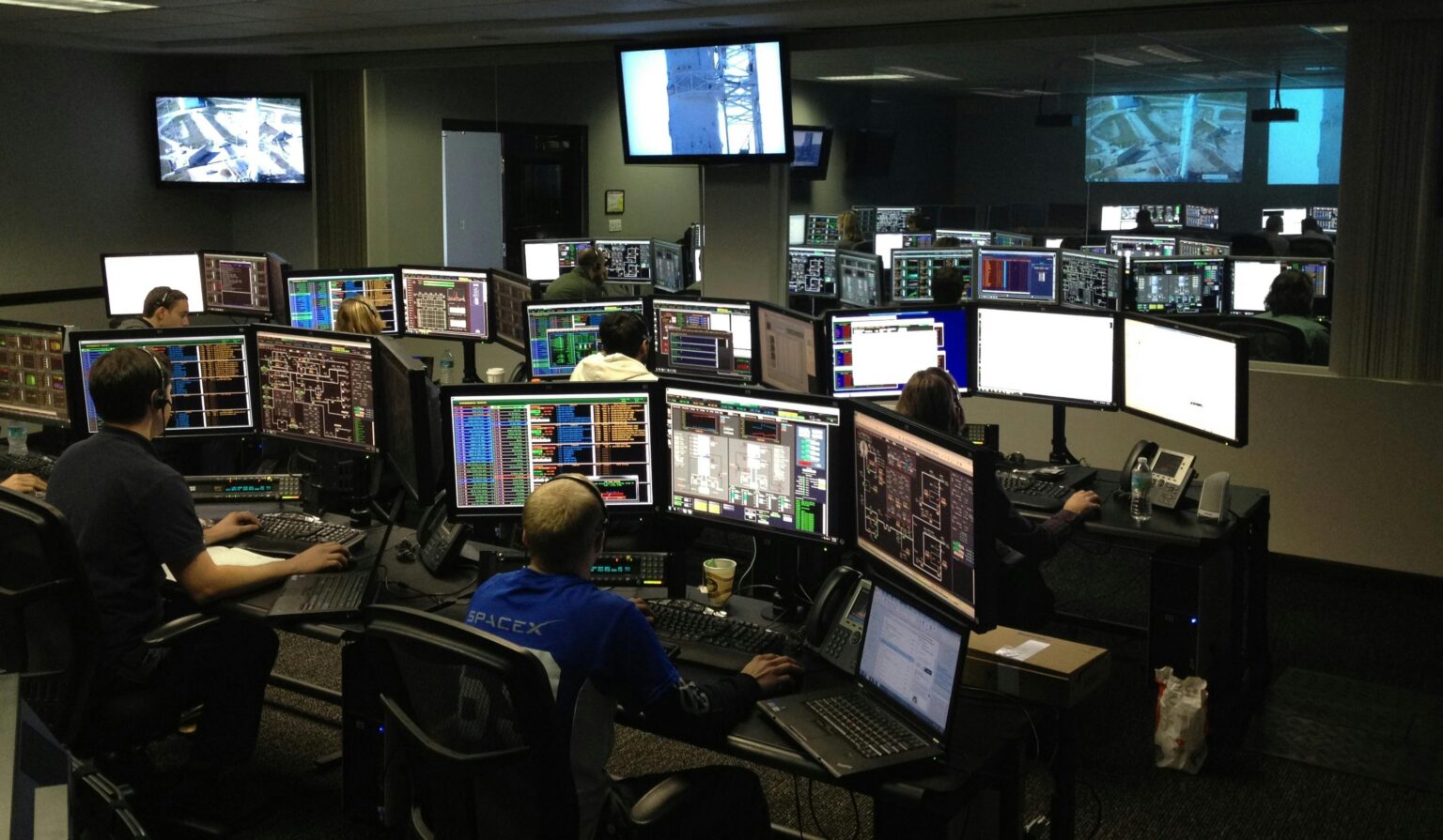 Zespół monitoruje bezpieczeństwo infrastruktury na wielu ekranach