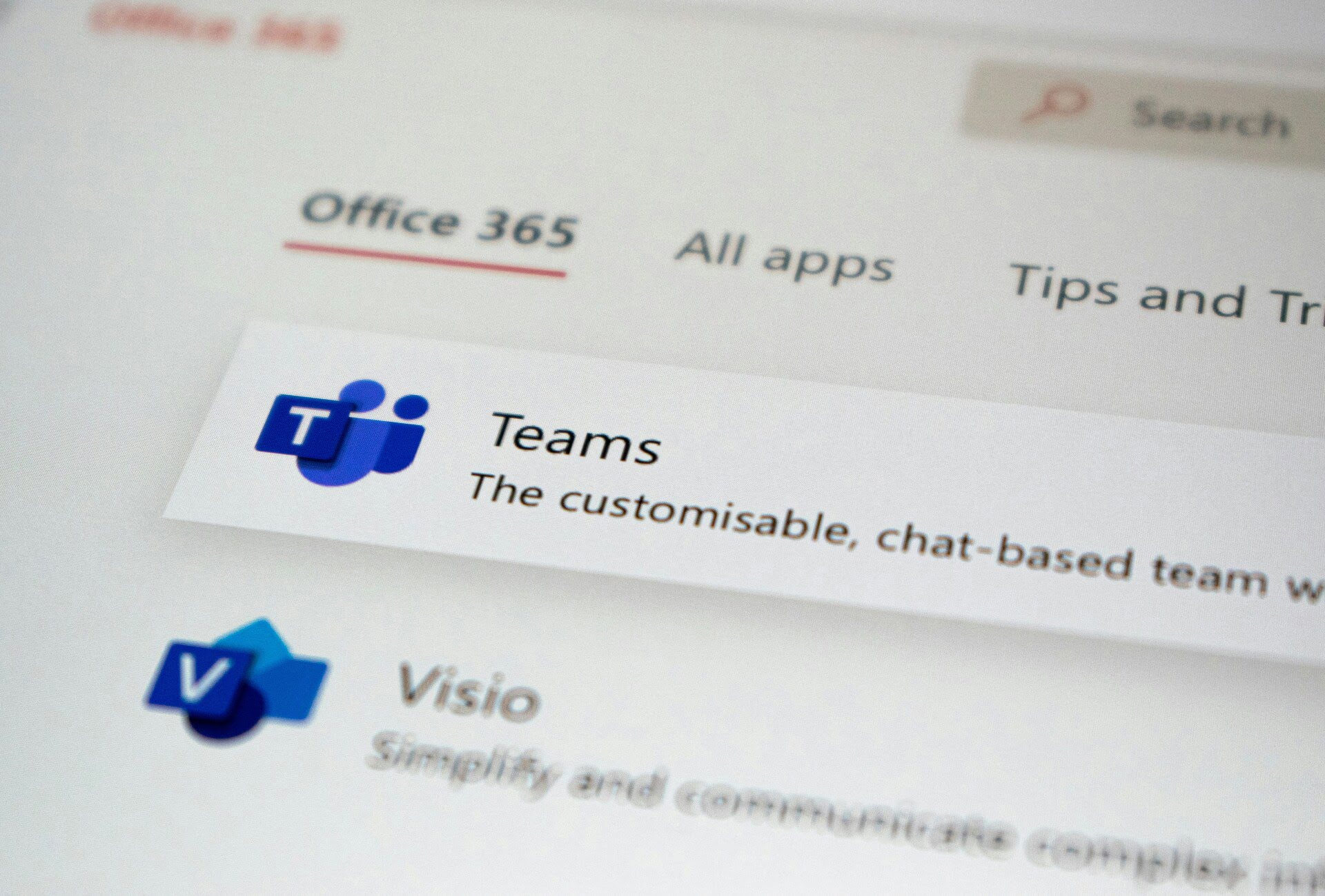 Microsoft Teams dla profesjonalistów: Jak skonfigurować kanały i uprawnienia, by uniknąć chaosu?