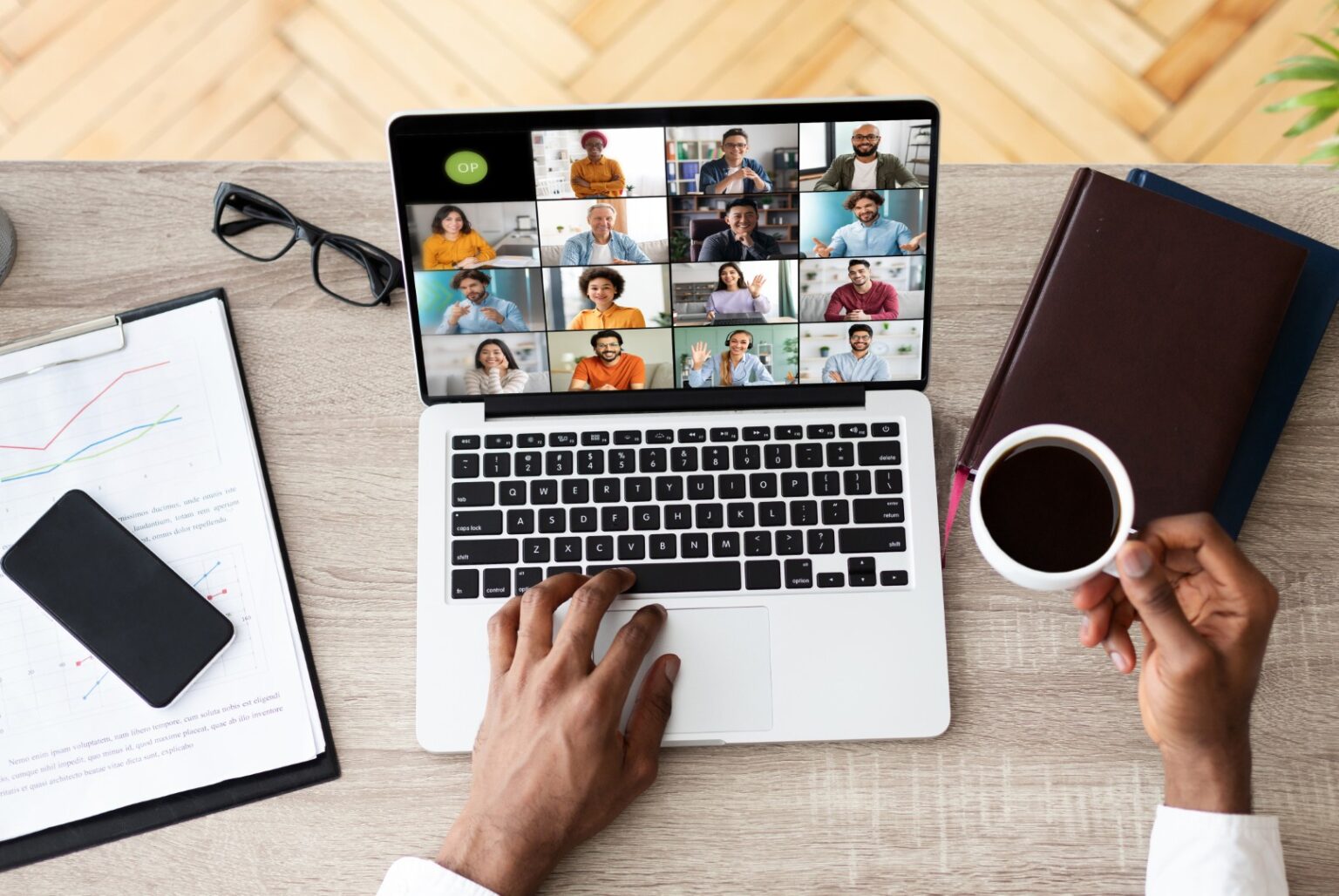 Laptop z wideokonferencją i notatkami podczas pracy na programie dla firm
