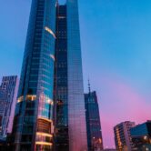 beautiful-modern-city-of-warsaw-with-office-and-bu-2026-03-17-04-25-04-utc (Duże) Outsourcing IT dla dużych firm w Łodzi i regionie łódzkim — czego oczekiwać od partnera IT na tym poziomie