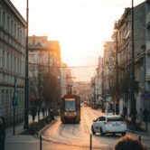 pexels-filip-chmielecki-2150013266-36584355 Ulica w Łodzi z tramwajem