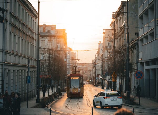 Ulica w Łodzi z tramwajem