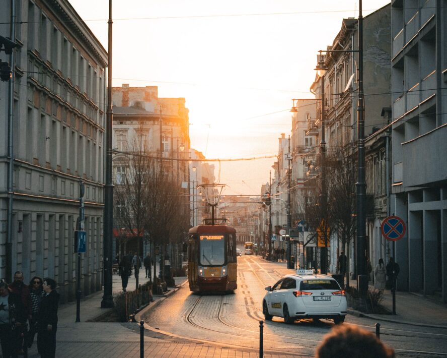 Ulica w Łodzi z tramwajem