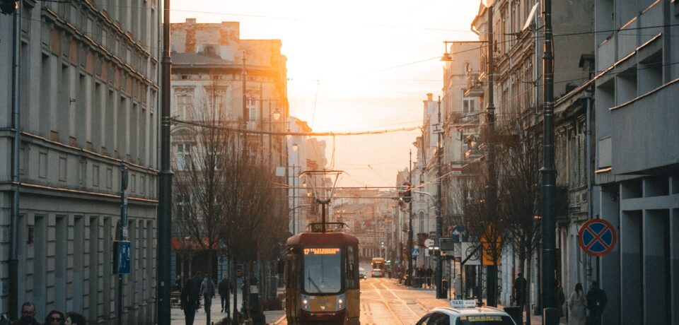 pexels-filip-chmielecki-2150013266-36584355 Ulica w Łodzi z tramwajem
