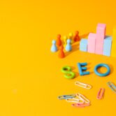 seo-concept-with-toy-rocket-on-yellow-background-2026-03-24-23-29-35-utc (Duże) Nginx vs Apache vs LiteSpeed – Który Serwer WWW Wybrać w 2026?