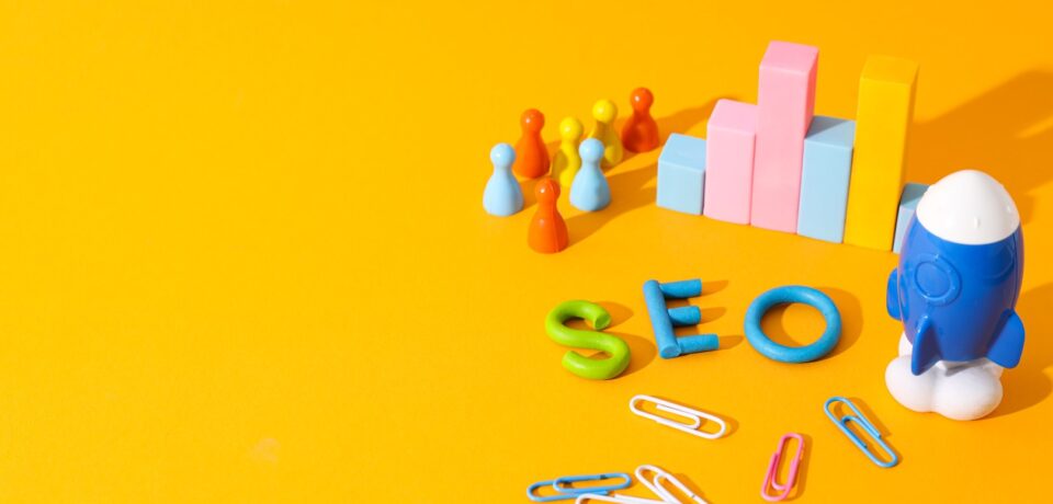 seo-concept-with-toy-rocket-on-yellow-background-2026-03-24-23-29-35-utc (Duże) Nginx vs Apache vs LiteSpeed – Który Serwer WWW Wybrać w 2026?