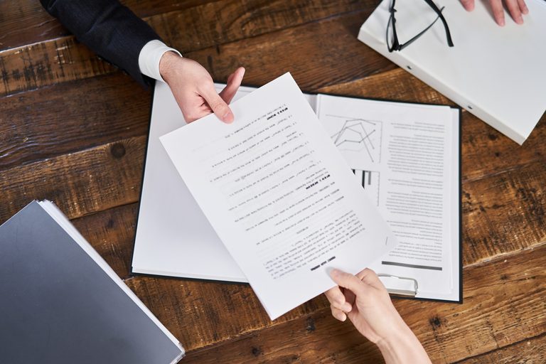 Umowa na obsługę informatyczną firmy — co musi zawierać w 2026 roku