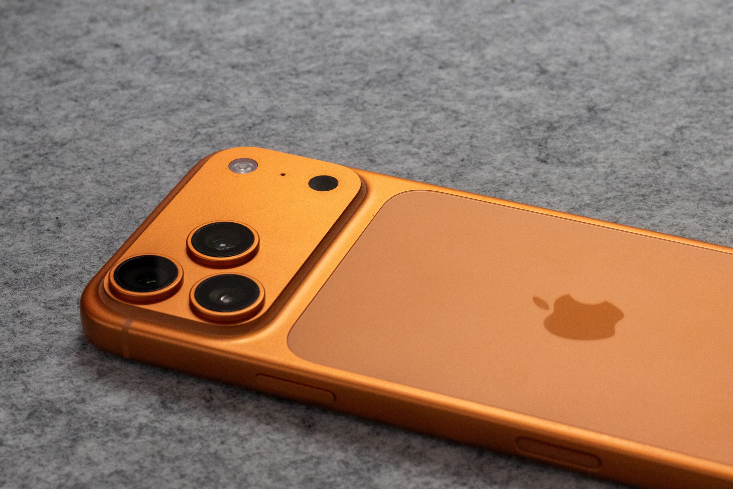 iPhone 17 tanieje przed premierą iPhone 18. Czy to dobry moment na zakup telefonów dla firmy?