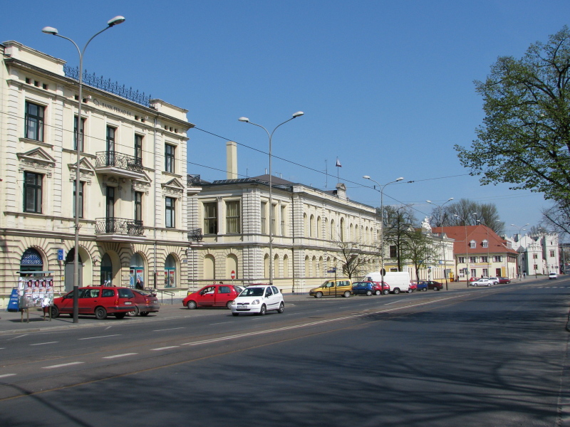Centrum Pabianic – kamienice i biura przy głównej ulicy miasta