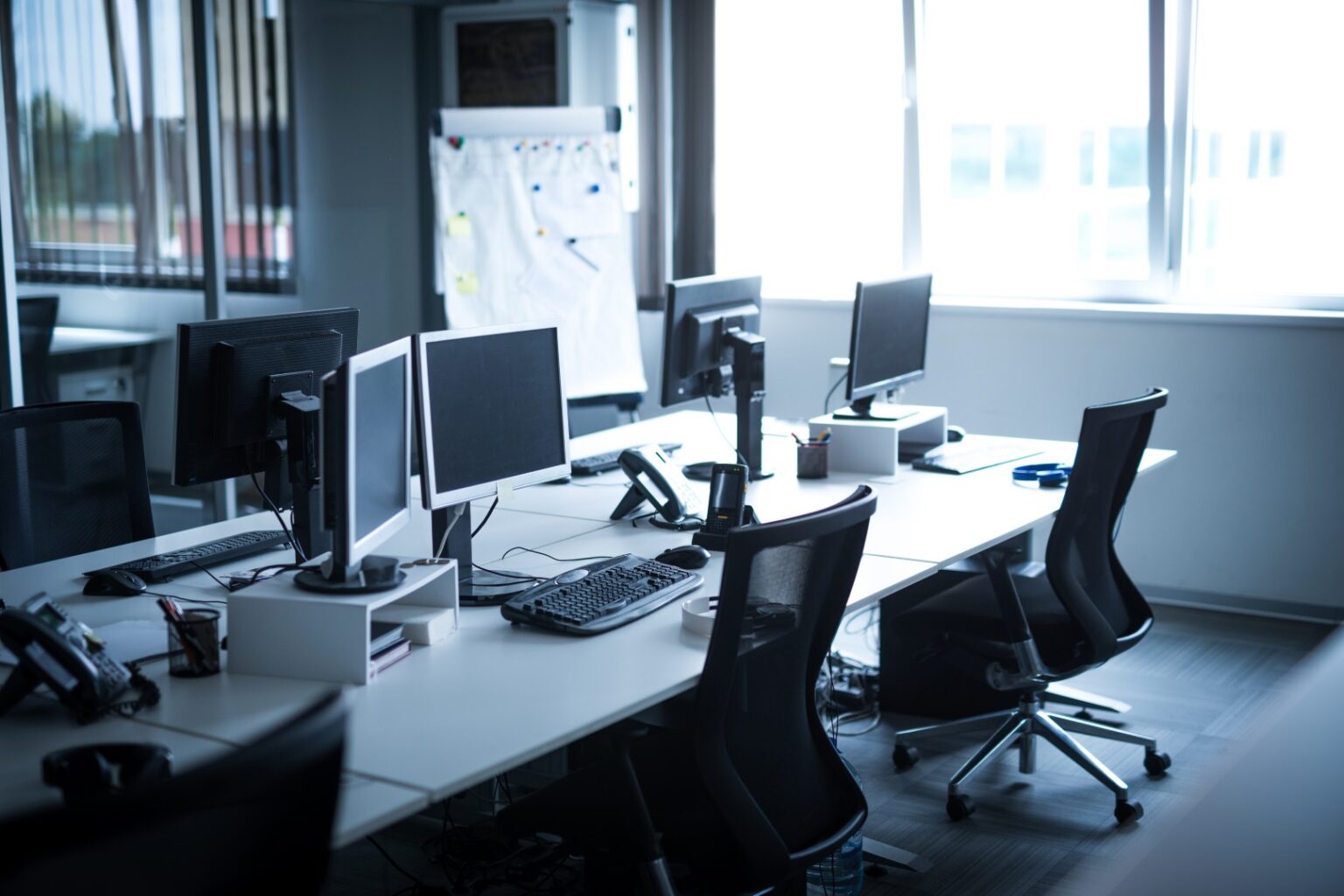 Zespół planuje obieg faktur w biurze przy monitorach i tablicy