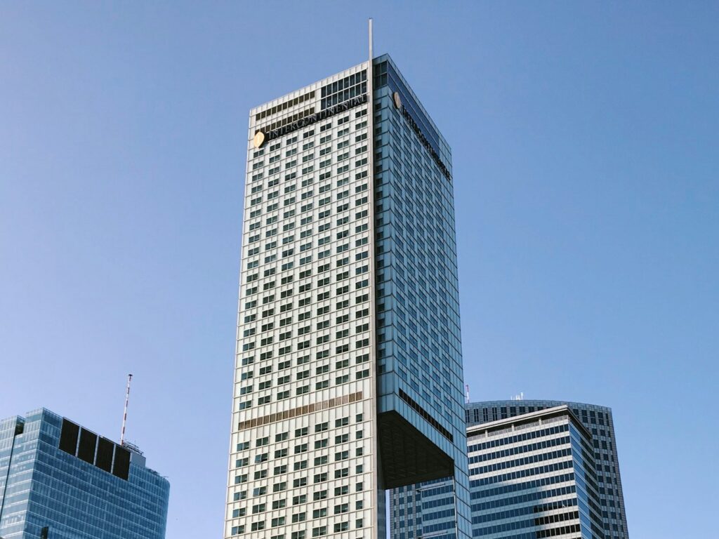 Cyberbezpieczeństwo Warszawa 3 Nowoczesny budynek biurowy w Warszawie