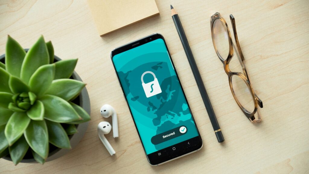 Telefon z ikoną kłódki – bezpieczeństwo danych