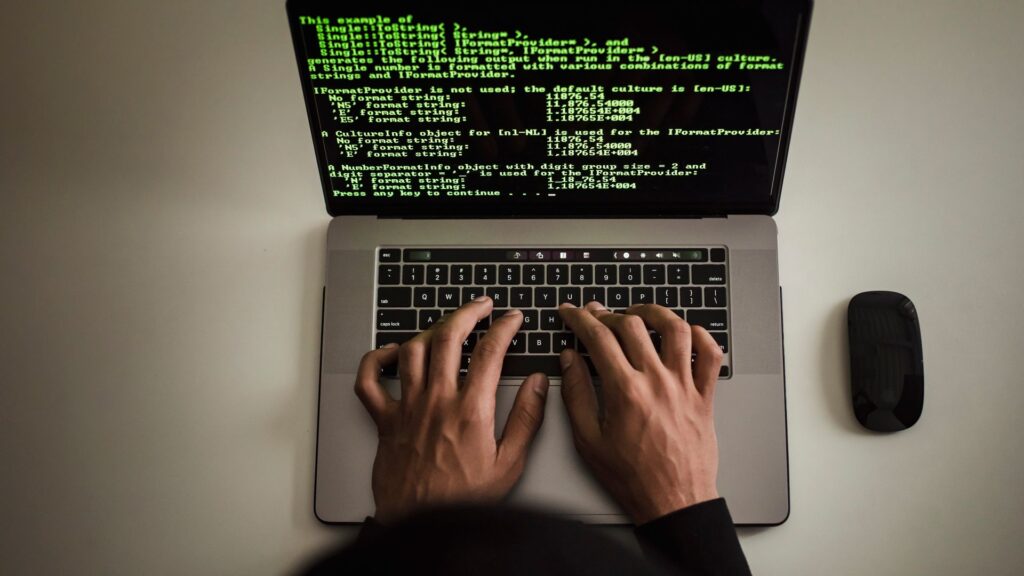 Dłonie na klawiaturze laptopa – bezpieczne logowanie do skrzynki e-Doręczeń i ochrona przed phishingiem