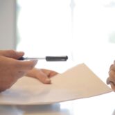 Przekazanie dokumentów przy biurku – e-Doręczenia zastępują list polecony z urzędu