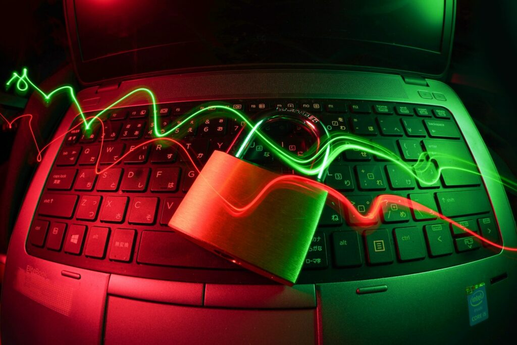 EDR dla firm 2 Laptop z czerwonym podświetleniem – ochrona komputera