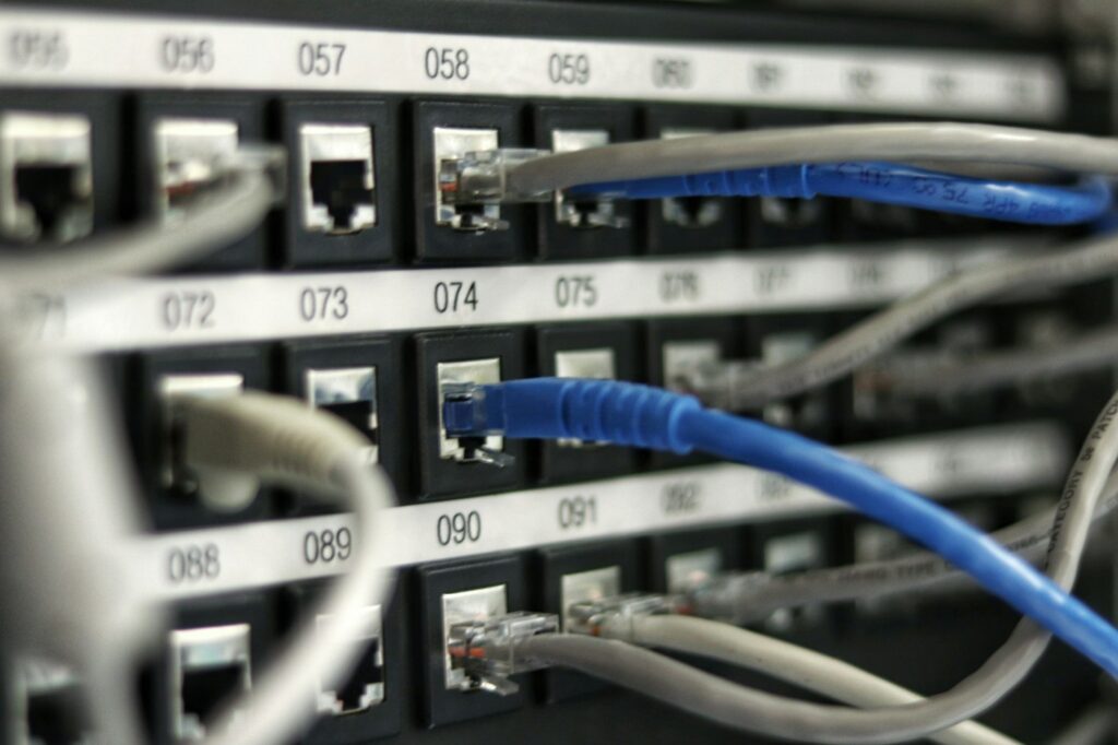 Niebieski kabel sieciowy UTP