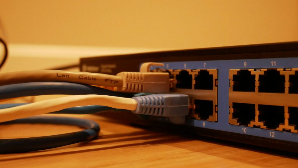 Kable sieciowe podłączone do urządzenia