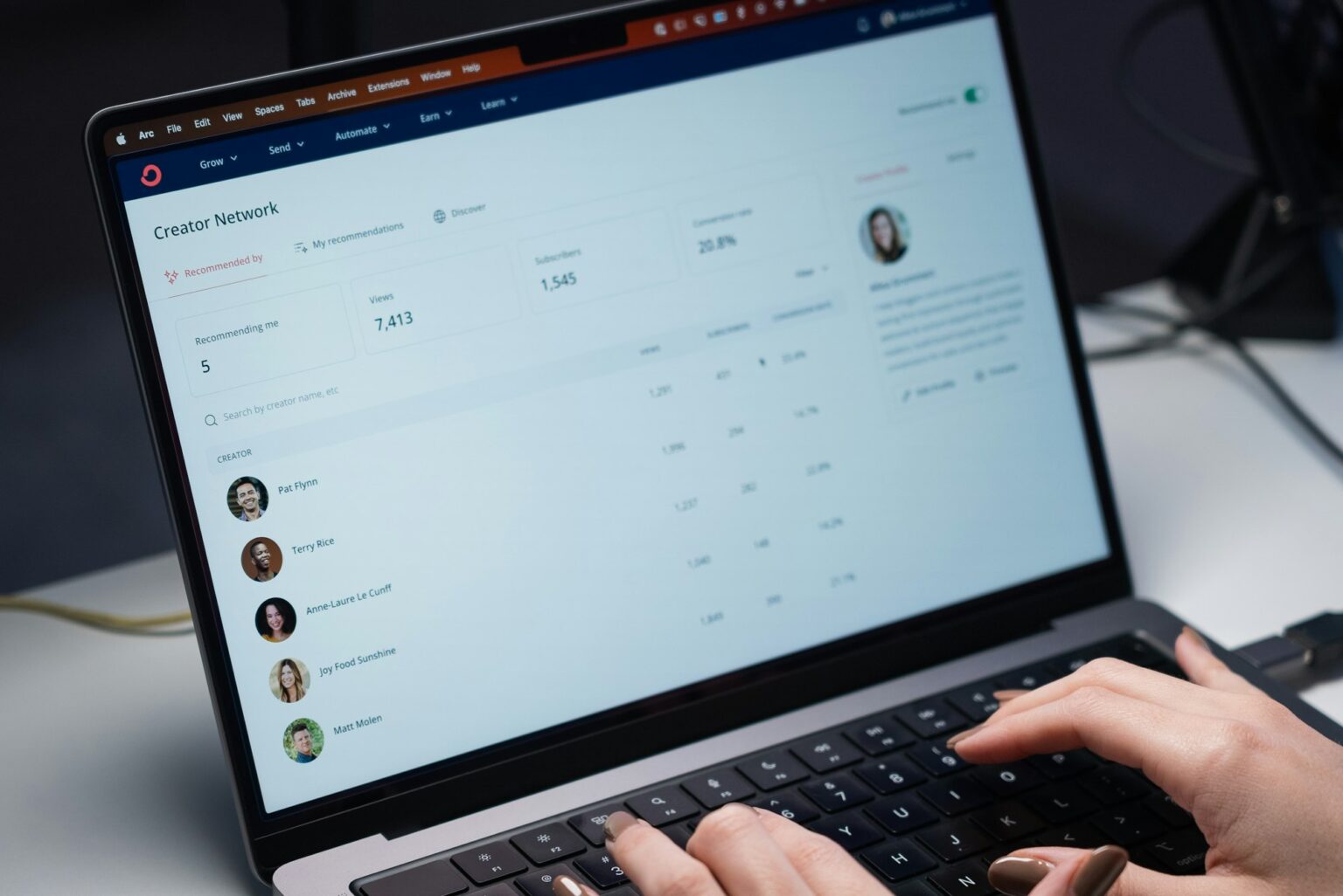 Osoba pisze e-mail na laptopie