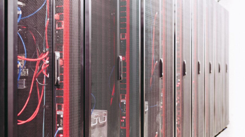 Migracja Windows Server 2016 – inwentaryzacja serwerów Szafy rack z serwerami i przewodami sieciowymi – inwentaryzacja serwerów przed migracją z Windows Server 2016