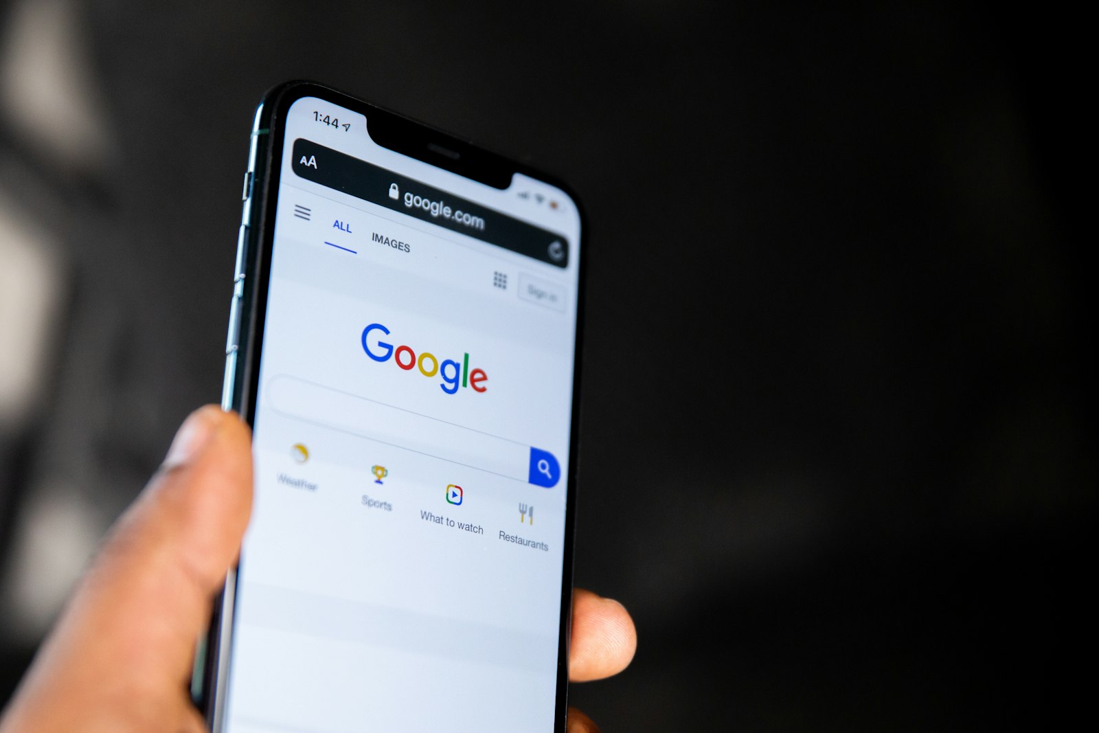 Pozycjonowanie w AI – GEO i AISO 2 Wyszukiwarka Google na smartfonie – odpowiedzi AI Overviews