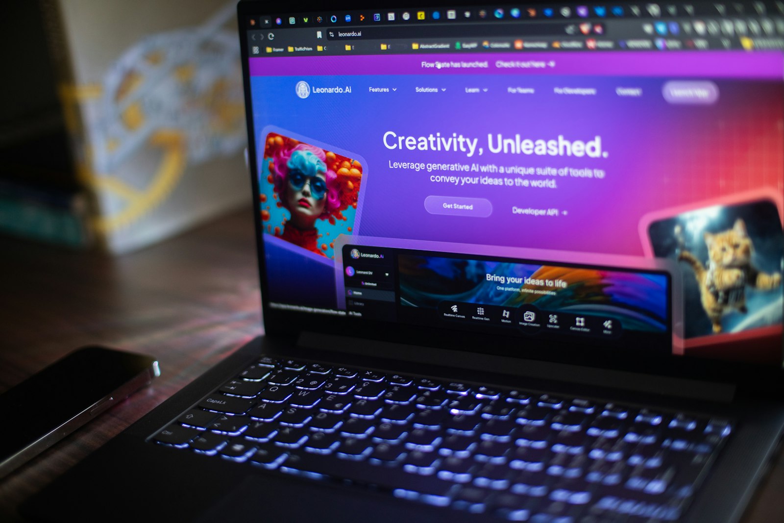 Pozycjonowanie w AI – GEO i AISO 3 Laptop ze stroną o sztucznej inteligencji – optymalizacja treści pod AI