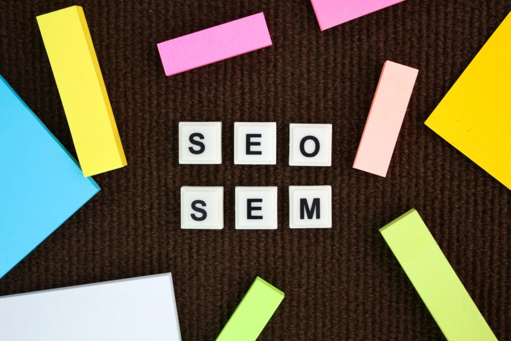 Kostki SEO i SEM — pozycjonowanie sklepu internetowego