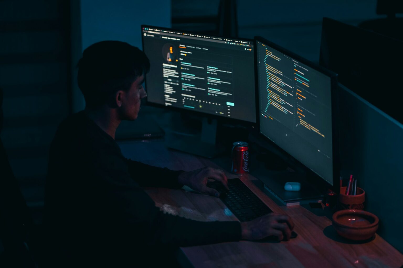 Analityk bezpieczeństwa pracuje przy komputerze