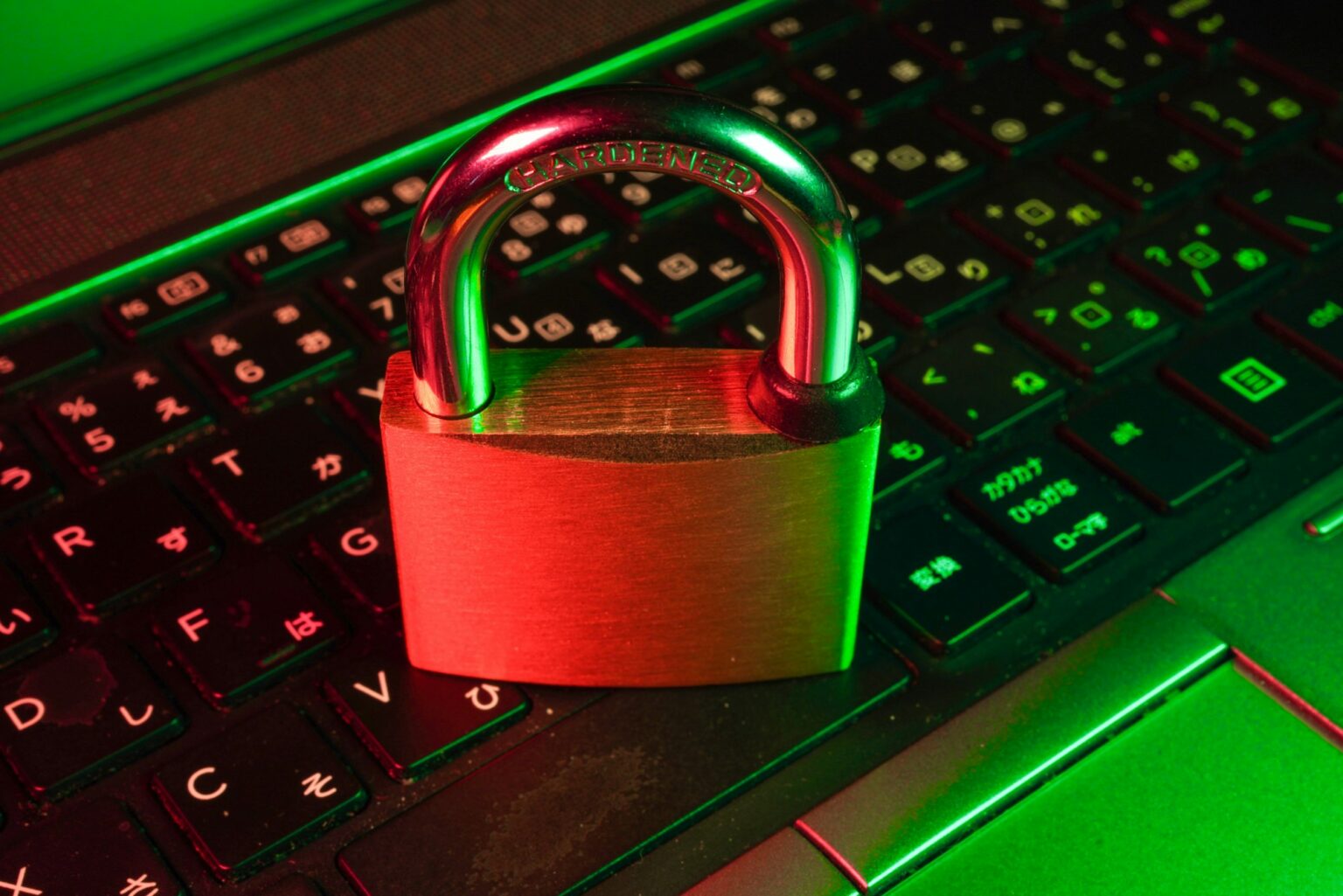 Kłódka na klawiaturze laptopa – pakiety cyberbezpieczeństwa dla firm