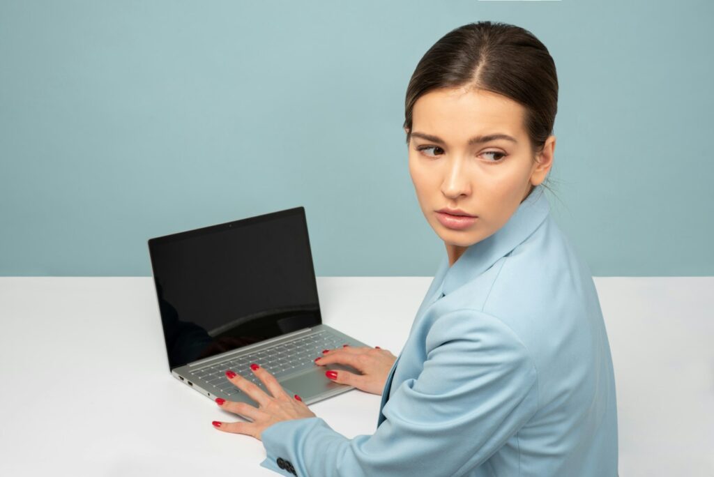 Pracowniczka przy laptopie w biurze