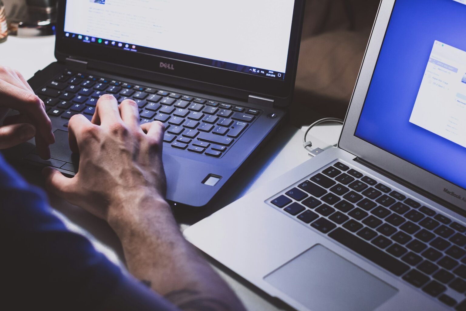 Testy penetracyjne 4 Specjalista pracuje na laptopie przy analizie podatności