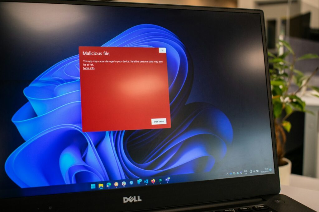 Webroot dla firm 2 Laptop z czerwonym ekranem ostrzeżenia