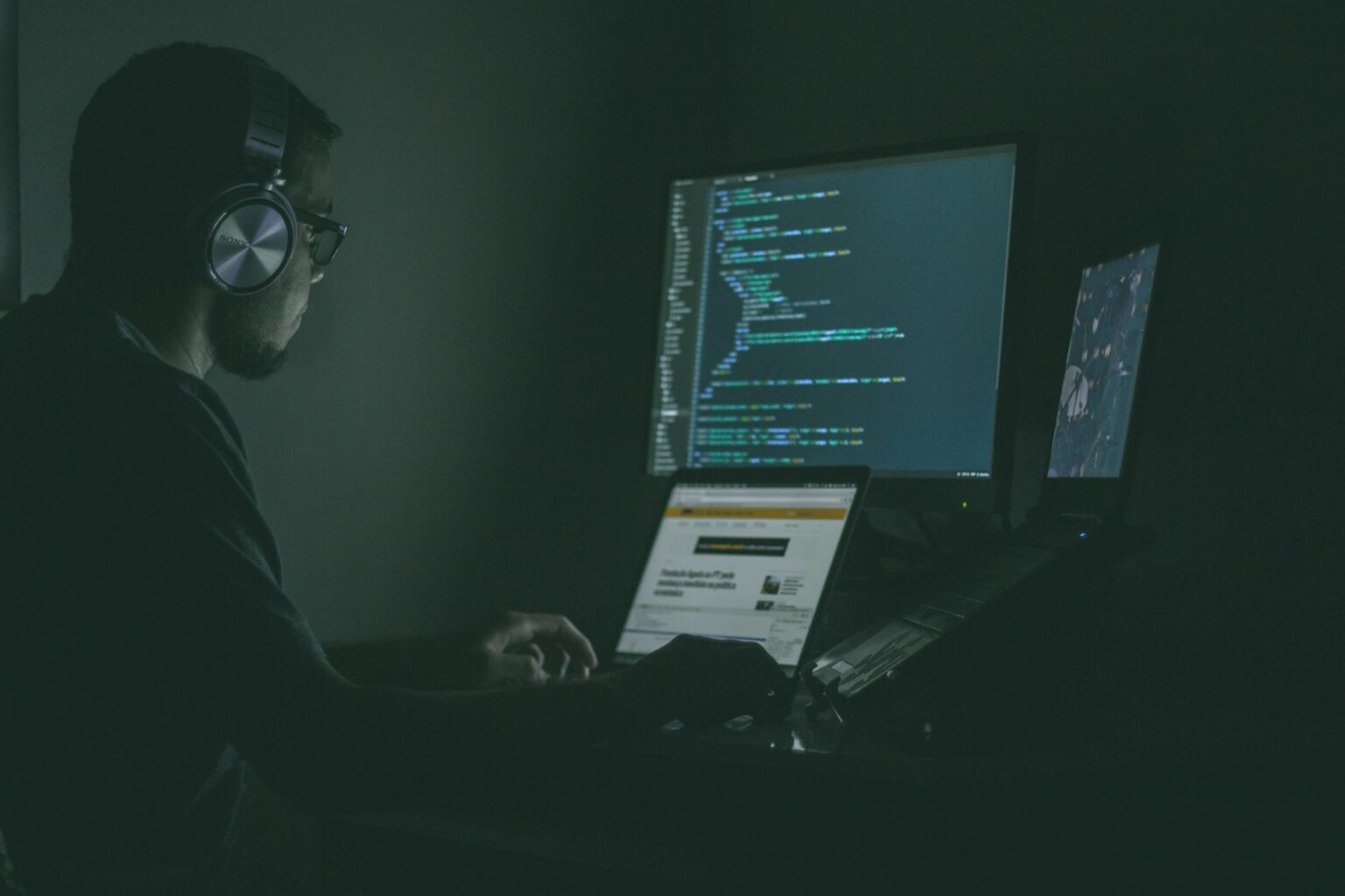 Webroot dla firm 4 Osoba pracuje na laptopach
