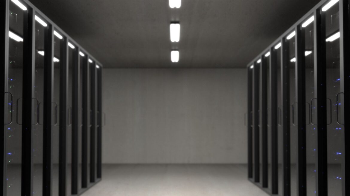 Windows Server 2016: koniec wsparcia 12 stycznia 2027. Co z serwerem w firmie? 1 Pusty korytarz serwerowni z szafami rack po obu stronach – serwery z Windows Server 2016 przed końcem wsparcia