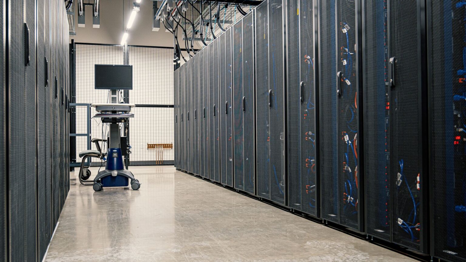 Serwerownia z szafami rack — serwery i kopie zapasowe dla firm