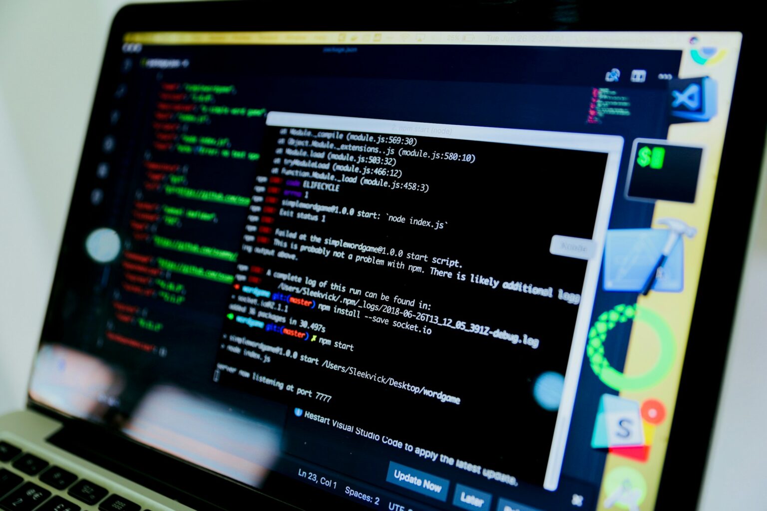 Testy penetracyjne 1 Laptop z wierszem poleceń podczas testu penetracyjnego