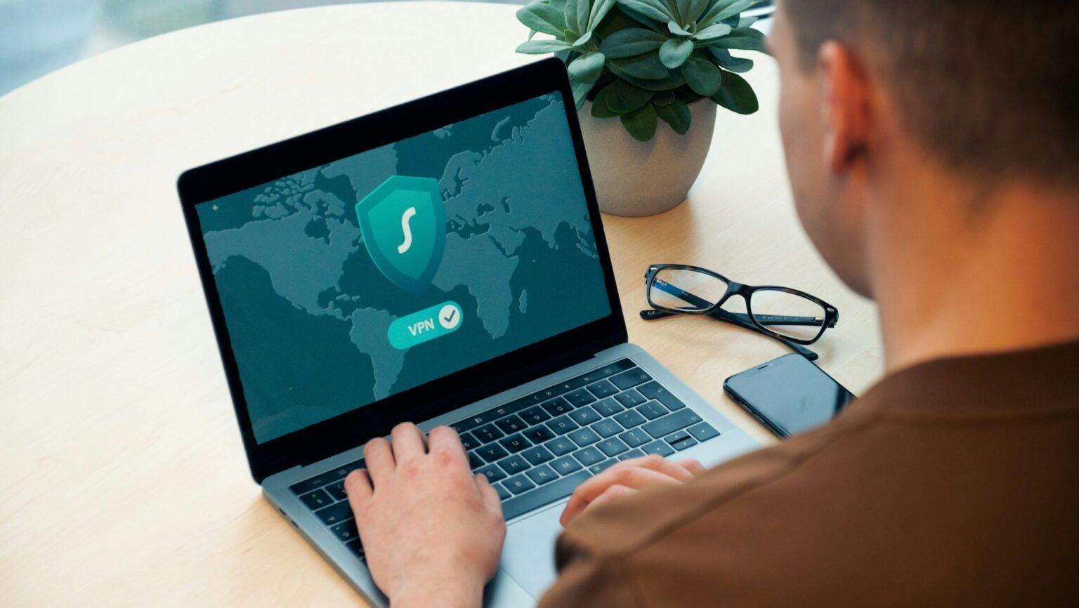 XDR dla firm 4 Osoba pracuje na laptopie w biurze