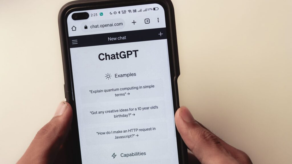 Wszystkie artykuły 3 Telefon z otwartym ChatGPT w dłoniach pracownika – AI Act a korzystanie z AI w firmie